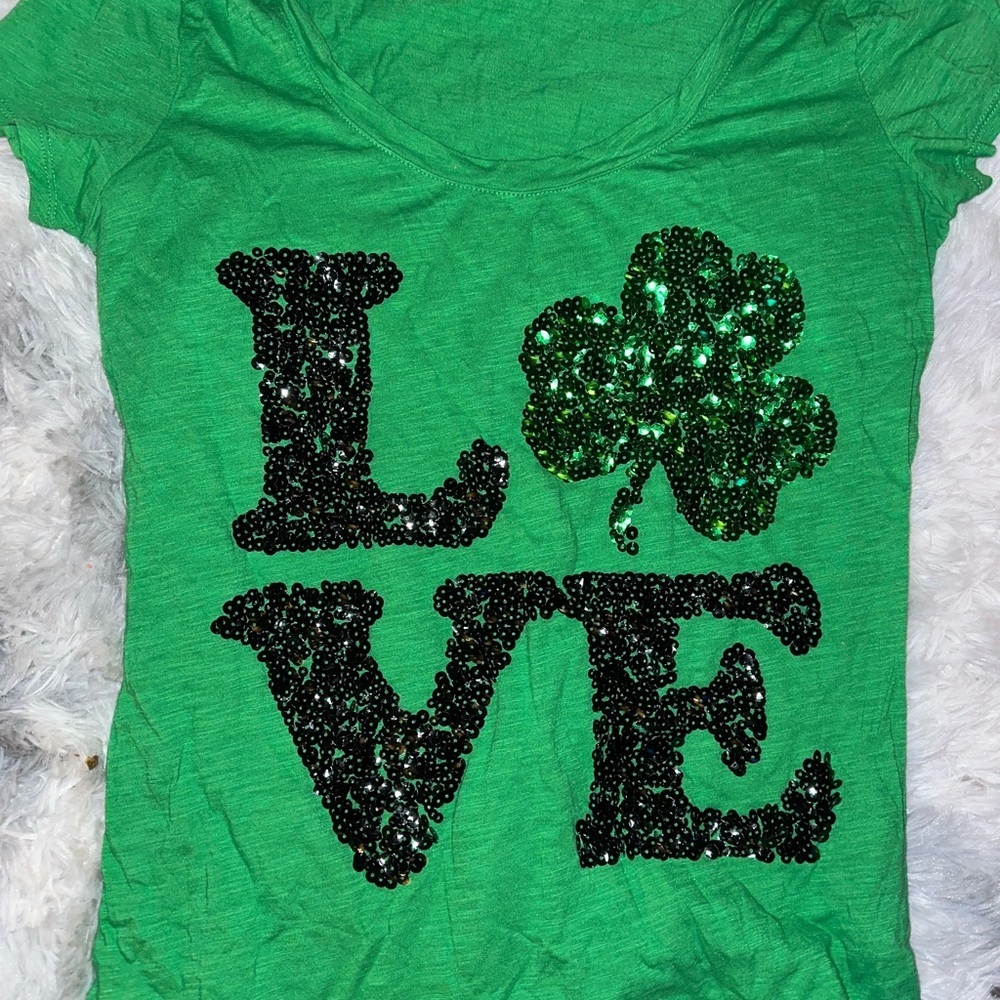 EXPRESS Green T-Shirt with Sequin Love Design 🍀 💚 EUC Small